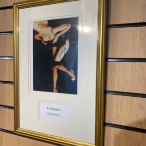 FRAMED SIGNED PHOTOGRAPH LISA KUDROW (C30)