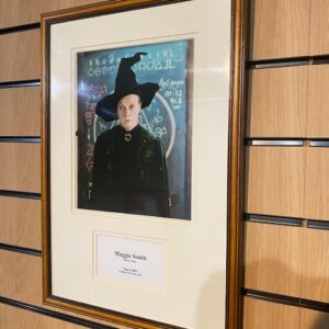 FRAMED SIGNED PHOTOGRAPH OF THE LATE DAME MAGGIE SMITH (C29)