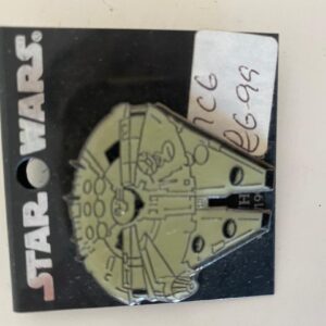 STAR WARS MILLENIUM FALCON PIN BADGE ON CARD (C16)