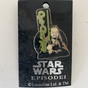 STAR WARS QUI GON JINN EPISODE 1 PIN BADGE ON CARD (C14)