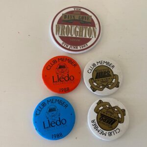 LLEDO 5 PIN BADGES (C16)