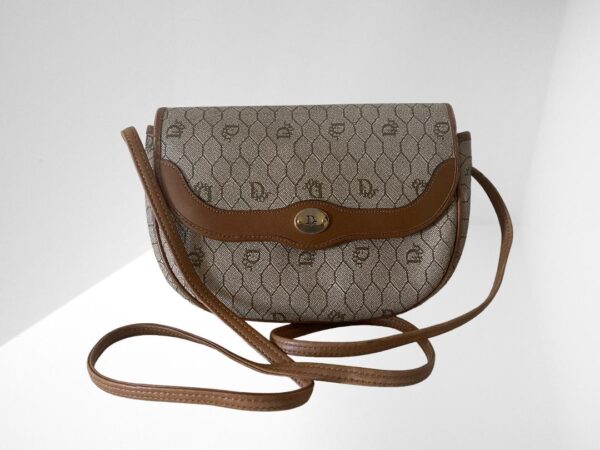 CHRISTIAN DIOR PRE LOVED VINTAGE BEIGE HONEYCOMB SHOULDER BAG (C9) - Image 2