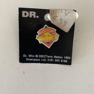 DR WHO EMBLEM TEXT PIN BADGE (C20)