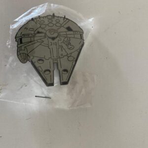 STAR WARS LARGE MILLENIUM FALCON PIN BADGE (C16)