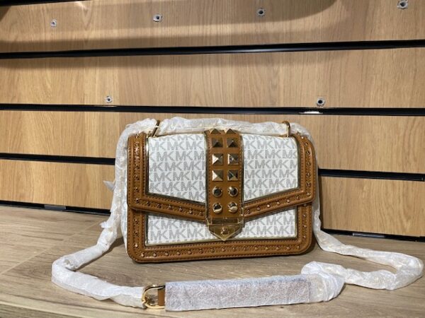 MICHAEL MICHAEL KORS ECRU STUDDED LOGO PRINT FAUX LEATHER SHOULDER BAG (C56) - Image 4