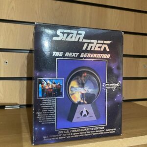 STAR TREK USS ENTERPRISE NCC 1701 LIGHTED MUSICAL STAR GLOBE, (PLEASE NOTE BATTERIES MAY BE FLAT) (CB1)