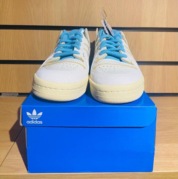 ADIDAS ORIGINALS WHITE / BLUE FORUM 84 LOW CL SUEDE TRIMMED LEATHER SNEAKERS - Image 2